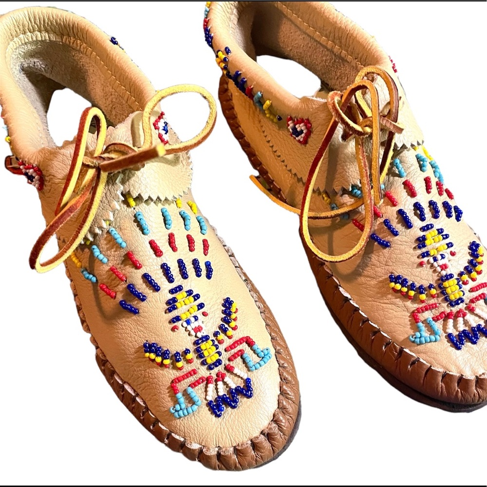 Taos Vintage Hard Sole Lace Up Beaded Moccasins Size 6 Native American Shoe